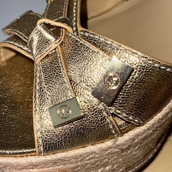 Authentic gold Michael Kors  Ripley wedges 10 - Picture 2 of 11